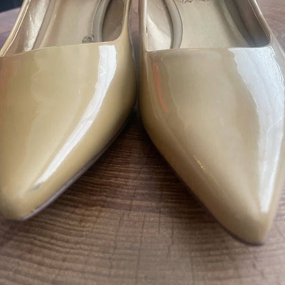 Timeless NUDE Patent Leather Kitten Heels 8-1/2 WIDE:  Trotters Paulina - Picture 6 of 6